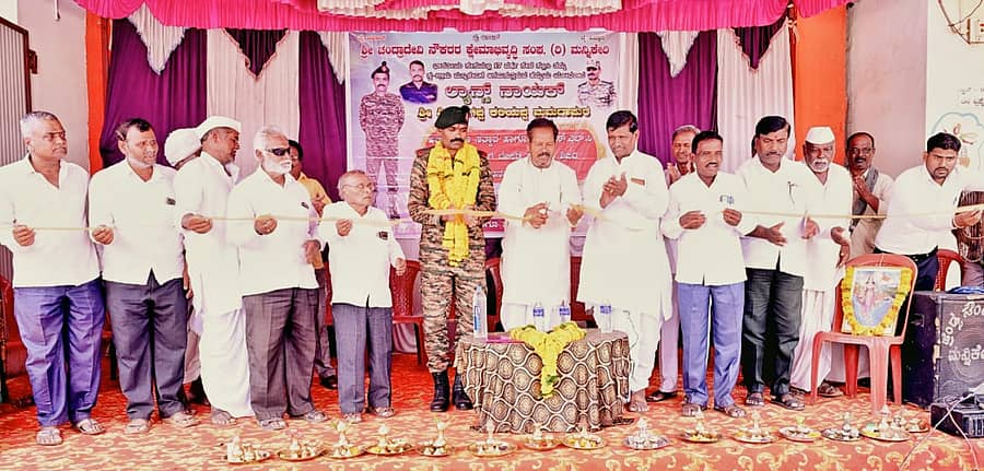 ಬೀಳಗಿ ತಾಲ್ಲೂಕಿನ ಮನ್ನಿಕೇರಿಯಲ್ಲಿ ನಿವೃತ್ತ ಯೋಧ ಶಿವಲಿಂಗಪ್ಪ ಕರಿಯಪ್ಪ ಮಮದಾಪುರ ಅವರ ಸ್ವಾಗತ ಸಮಾರಂಭ ನಡೆಯಿತು