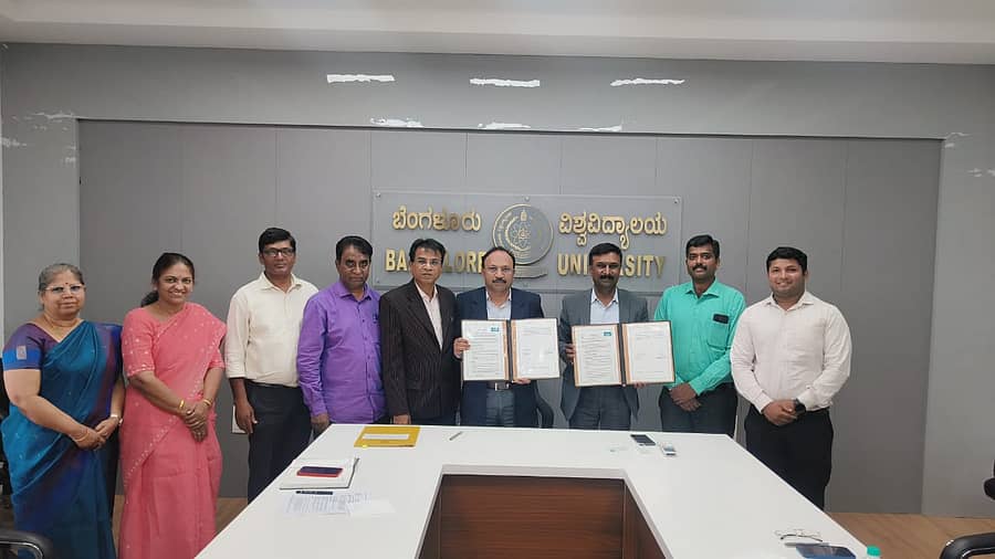 ಬೆಂಗಳೂರು ವಿಶ್ವವಿದ್ಯಾಲಯದ ಕುಲಚಿವ ಶೇಖ್ ಲತೀಫ್ ಮತ್ತು ಬಿಸ್ಲೆರಿ ಕಂಪನಿಯ ಕೆ. ಗಣೇಶ್ ಸಹಿಯಾದ ಒಡಂಬಡಿಕೆ ಪತ್ರವನ್ನು ಪ್ರದರ್ಶಿಸಿದರು
