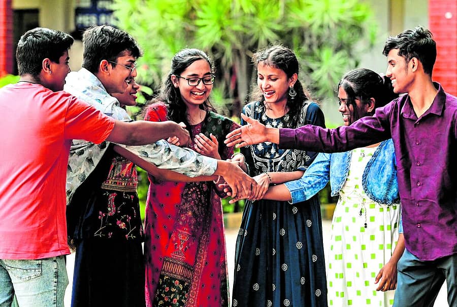 <div class="paragraphs"><p>ಬೆಂಗಳೂರಿನ ಹನುಮಂತನಗರದ ಪಿಇಎಸ್‌ ಕಾಲೇಜಿನ ವಿದ್ಯಾರ್ಥಿಗಳು ಪಿಯು ಪರೀಕ್ಷಾ ಫಲಿತಾಂಶದ ನಂತರ ಪರಸ್ಪರ ಅಭಿನಂದಿಸಿ ಸಂಭ್ರಮಿಸಿದ ಪರಿ&nbsp;</p></div>