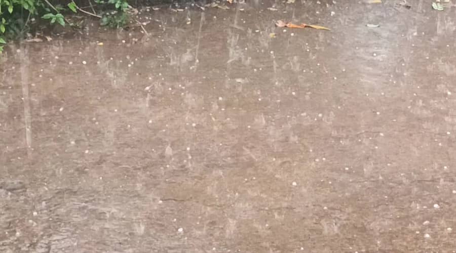 ಮೂಡಿಗೆರೆ ತಾಲ್ಲೂಕಿನ ಕೊಟ್ಟಿಗೆಹಾರದಲ್ಲಿ ಮಂಗಳವಾರ ಸಂಜೆ ಆಲಿಕಲ್ಲು ಮಳೆಯಾಯಿತು