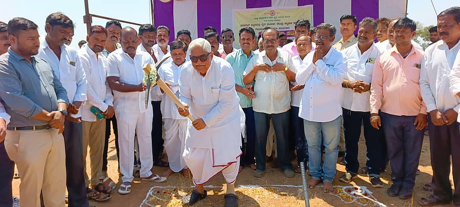 <div class="paragraphs"><p>ನರೇಗಲ್ ಪಟ್ಟಣದಲ್ಲಿ ಮಾ.8 ರಂದು ನಡೆದ ಕಾಂಕ್ರೀಟ್ ರಸ್ತೆ ನಿರ್ಮಾಣ ಹಾಗೂ ಗೋದಾಮು ನಿರ್ಮಾಣ ಕಾಮಗಾರಿಯ ಭೂಮಿ ಪೂಜೆಯನ್ನು ರೋಣ ಶಾಸಕ ಜಿ. ಎಸ್. ಪಾಟೀಲ ನೆರವೇರಿಸಿದರು</p></div>