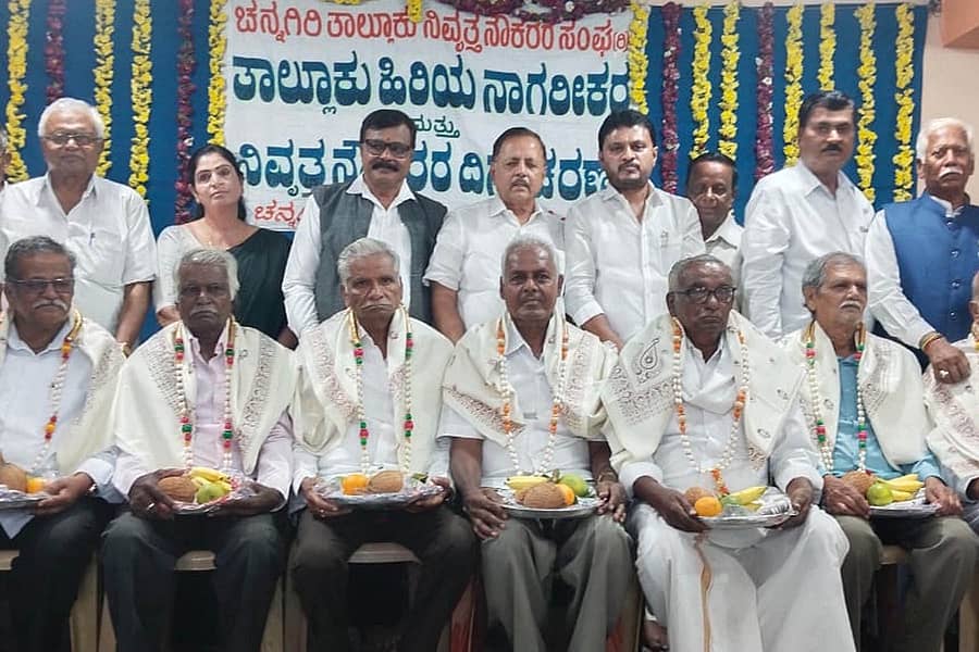 ಚನ್ನಗಿರಿಯ ಹಾಲಸ್ವಾಮಿ ಸಮುದಾಯ ಭವನದಲ್ಲಿ ಬುಧವಾರ ನಡೆದ ಕಾರ್ಯಕ್ರಮದಲ್ಲಿ 75 ವರ್ಷ ತುಂಬಿದ ಹಿರಿಯ ನಾಗರಿಕರನ್ನು ಶಾಸಕ ಬಸವರಾಜು ವಿ. ಶಿವಗಂಗಾ ಹಾಗೂ ಮಾಜಿ ಶಾಸಕ ಮಾಡಾಳ್ ವಿರೂಪಾಕ್ಷಪ್ಪ ಸನ್ಮಾನಿಸಿದರು 