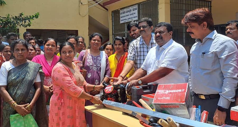 ಚನ್ನರಾಯಪಟ್ಟಣದಲ್ಲಿ ಜಿಲ್ಲಾ ಔದ್ಯಮಿಕ ಕೇಂದ್ರ ವಿಶೇಷ ಸುಧಾರಿತ ಉಪಕರಣಗಳ ಯೋಜನೆಯಡಿ ಆಯ್ಕೆಯಾದ ಕುಶಲಕರ್ಮಿಗಳಿಗೆ ಉಪಕರಣಗಳನ್ನು ಶಾಸಕ ಸಿ.ಎನ್. ಬಾಲಕೃಷ್ಣ ಮಂಗಳವಾರ ವಿತರಿಸಿದರು. ಜಿ.ಆರ್. ಹರೀಶ್, ಕೆ.ಎಸ್. ರವಿಪ್ರಸಾದ್, ಆನಂದ್ ಭಾಗವಹಿಸಿದ್ದರು