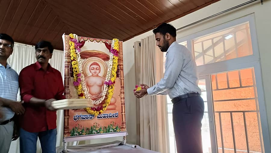 ಮಡಿಕೇರಿಯಲ್ಲಿ ಜಿಲ್ಲಾಡಳಿತ, ಜಿಲ್ಲಾ ಪಂಚಾಯಿತಿ ಹಾಗೂ ಕನ್ನಡ ಮತ್ತು ಸಂಸ್ಕೃತಿ ಇಲಾಖೆ ವತಿಯಿಂದ ಗುರುವಾರ ನಡೆದ ಕಾರ್ಯಕ್ರಮದಲ್ಲಿ ಭಗವಾನ್ ಮಹಾವೀರ ಅವರ ಭಾವಚಿತ್ರಕ್ಕೆ ಉಪ ವಿಭಾಗಾಧಿಕಾರಿ ವಿನಾಯಕ ನರ್ವಾಡೆ ಪುಷ್ಪನಮನ ಸಲ್ಲಿಸಿದರು