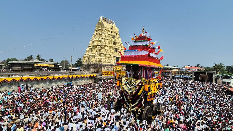ಬೇಲೂರಿನ ಚನ್ನಕೇಶವಸ್ವಾಮಿ ಬ್ರಹ್ಮರಥೋತ್ಸವವು ಸಹಸ್ರಾರು ಭಕ್ತರ ಸಮ್ಮುಖದಲ್ಲಿ ಗುರುವಾರ ವಿಜೃಂಭಣೆಯಿಂದ ನಡೆಯಿತು.