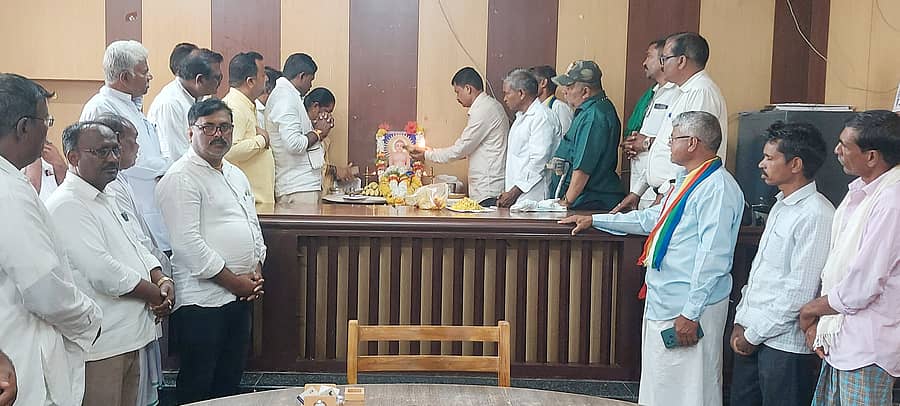 ಶಿಗ್ಗಾವಿ ಪಟ್ಟಣದ ತಹಶೀಲ್ದಾರ್ ಕಚೇರಿ ಆವರಣದಲ್ಲಿ ಗುರುವಾರ ನಡೆದ ಮಹಾವೀರ ಜಯಂತ್ಯುತ್ಸವ ಕಾರ್ಯಕ್ರಮಕ್ಕೆ ತಹಶೀಲ್ದಾರ್ ರವಿ ಕೊರವರ ಚಾಲನೆ ನೀಡಿದರು 