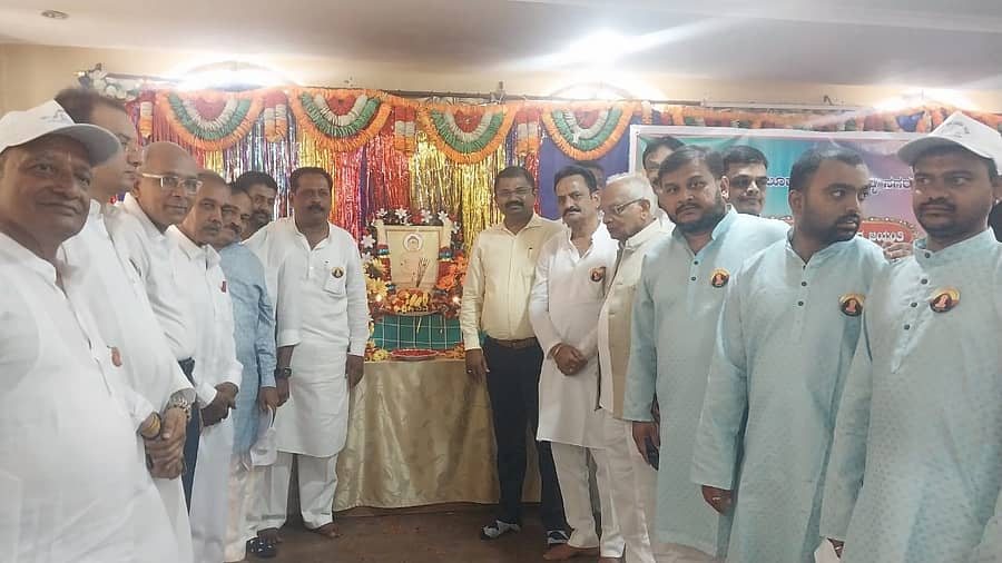 ಹುಬ್ಬಳ್ಳಿಯ ತಾಲ್ಲೂಕು ಆಡಳಿತಸೌಧದ ತಹಶೀಲ್ದಾರ್‌ ಕಾರ್ಯಾಲಯದ ಸಭಾಂಗಣದಲ್ಲಿ ಗುರುವಾರ ಮಹಾವೀರ ಜಯಂತಿ ಆಚರಿಸಲಾಯಿತು