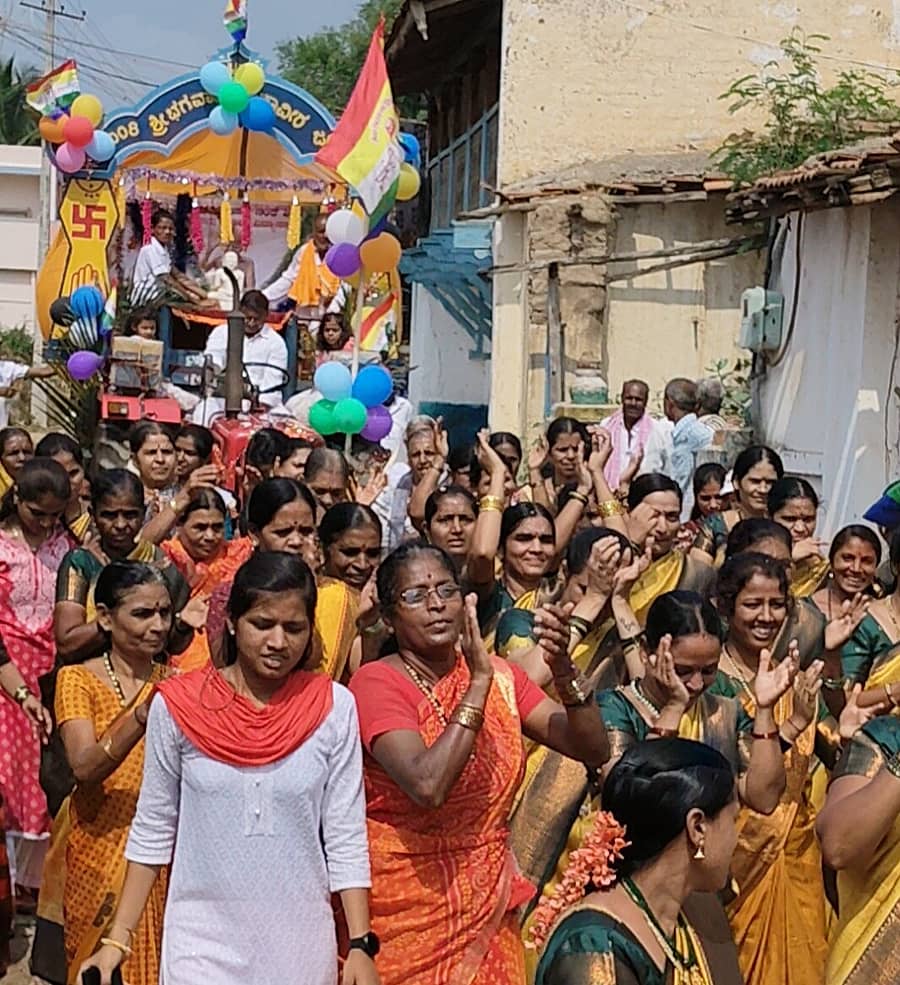 ಶಿಗ್ಗಾವಿ ತಾಲ್ಲೂಕಿನ ಬನ್ನೂರ ಗ್ರಾಮದಲ್ಲಿ ಗುರುವಾರ ಭಗವಾನ್ ಮಹಾವೀರ ಜಯಂತಿ ಅಂಗವಾಗಿ ಮಹಾವೀರರ ಮೂರ್ತಿ ಮೆರವಣಿಗೆ ಜರುಗಿತು 