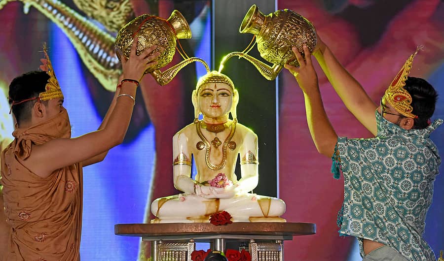 ಜೈನ್‌ ಯುವ ಸಂಘಟನೆ ಗುರುವಾರ ಆಯೋಜಿಸಿದ್ದ ಮಹಾವೀರ ಜಯಂತಿಯಲ್ಲಿ, ಮಹಾವೀರರ ವಿಗ್ರಹಕ್ಕೆ ಅಭಿಷೇಕ ಮಾಡಲಾಯಿತು
-ಪ್ರಜಾವಾಣಿ ಚಿತ್ರ