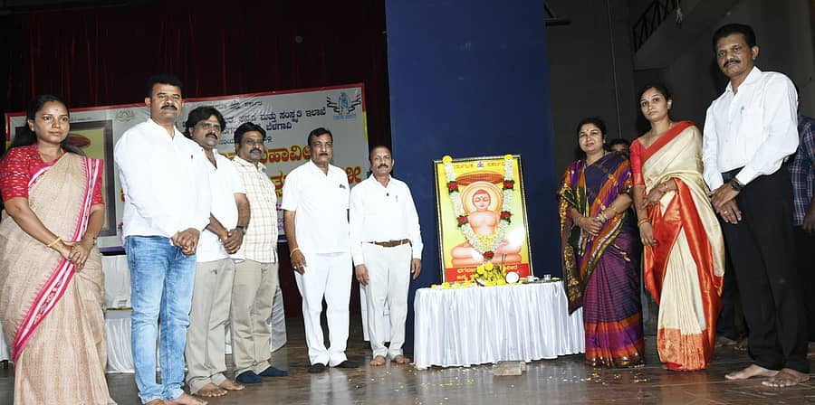 ಬೆಳಗಾವಿಯಲ್ಲಿ ಗುರುವಾರ ಆಯೋಜಿಸಿದ್ದ ಮಹಾವೀರ ಜಯಂತಿಯಲ್ಲಿ ಮೇಯರ್‌ ಮಂಗೇಶ ಪವಾರ, ಉಪ ಮೇಯರ್‌ ವಾಣಿ ಜೋಶಿ, ವಿಜಯಕುಮಾರ ಹೊನಕೇರಿ, ವಿದ್ಯಾವತಿ ಭಜಂತ್ರಿ, ಶ್ರೀಕಾಂತ ಶಾನವಾಡ ಹಾಗೂ ನಗರ ಸೇವಕರು ‍ಪಾಲ್ಗೊಂಡರು