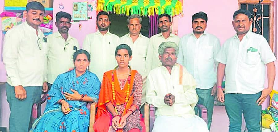 <div class="paragraphs"><p>ಕವಿತಾಳ ಸಮೀಪದ ಜಂಗಮರಹಳ್ಳಿಯ ವಿದ್ಯಾರ್ಥಿನಿ ಸ್ನೇಹಾ ಹಾಗೂ ಅವರ ಪಾಲಕರನ್ನು ಗ್ರಾಮಸ್ಥರು ಸನ್ಮಾನಿಸಿದರು</p></div>