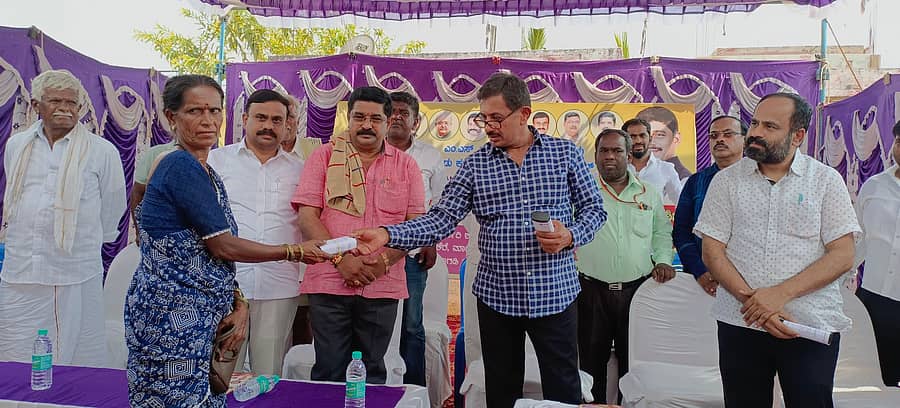 <div class="paragraphs"><p>ಮಾಗಡಿ ತಾಲ್ಲೂಕಿನ ಮತ್ತಿಕೆರೆ ಗ್ರಾಮದಲ್ಲಿ ನಡೆದ ಆರೋಗ್ಯ ತಪಾಸಣೆ ಶಿಬಿರದಲ್ಲಿ ಶಾಸಕ ಎಚ್.ಸಿ.ಬಾಲಕೃಷ್ಣ ಕನ್ನಡಕ ವಿತರಣೆ ಮಾಡಿದರು</p></div>