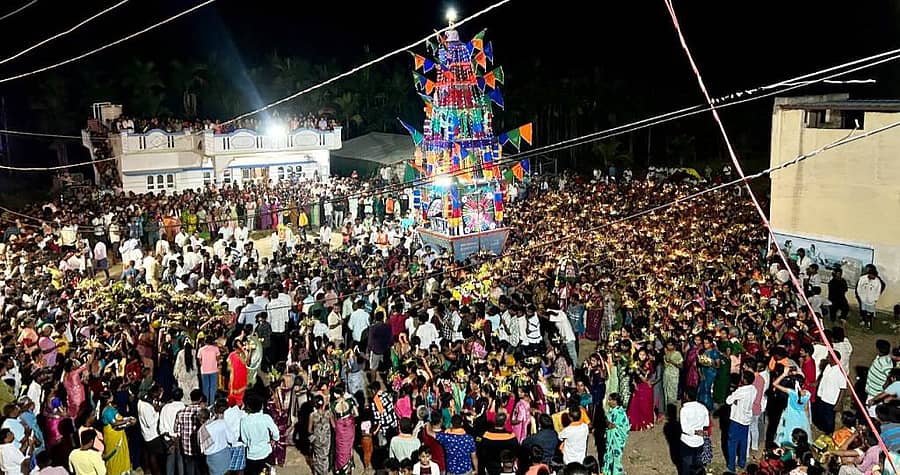 ಸಾಲಿಗ್ರಾಮ ಸಮೀಪ ಗಂಧನಹಳ್ಳಿ ಗ್ರಾಮದ ಗ್ರಾಮ ದೇವತೆ ಹುಣಸಮ್ಮ ದೇವಿ ಬ್ರಹ್ಮರಥೋತ್ಸವ ಶುಕ್ರವಾರ ತಡರಾತ್ರಿ ಸಾವಿರಾರು ಭಕ್ತರ ಜಯಘೋಷಣೆಯೊಂದಿಗೆ ಅದ್ದೂರಿಯಾಗಿ ನಡೆಯಿತು