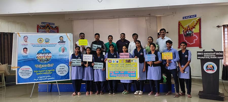 ಕುಶಾಲನಗರ ಸರ್ಕಾರಿ ಎಂಜಿನಿಯರಿಂಗ್ ಕಾಲೇಜಿನಲ್ಲಿ ನಡೆದ ಜಲ ಸಂರಕ್ಷಣಾ ಅಭಿಯಾನ ಕಾರ್ಯಕ್ರಮದಲ್ಲಿ ಸಂಪನ್ಮೂಲ ವ್ಯಕ್ತಿ ಟಿ.ಜಿ.ಪ್ರೇಮಕುಮಾರ್ ಪ್ರತಿಜ್ಞಾ ವಿಧಿ ಬೋಧಿಸಿದರು. ಪ್ರಾಂಶುಪಾಲ ಡಾ ಕೆ.ಐ.ಪರಶಿವಮೂರ್ತಿ , ಡಾ ಎನ್.ಎಸ್.ಸತೀಶ್, ಡಾ ಸೀನಪ್ಪ, , ಡಾ ರಂಗನಾಥ್, ಡಾ ಹೇಮಲತಾ, ಪಿ.ಸಂಜೀವ ಪಾಲ್ಗೊಂಡಿದ್ದರು