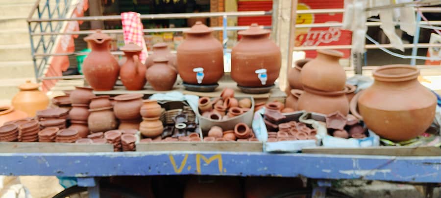 ಚಿಂತಾಮಣಿಯ ಡೈಮಂಡ್‌ ಚಿತ್ರಮಂದಿರ ರಸ್ತೆಯಲ್ಲಿ ಮಾರಾಟಕ್ಕಿರುವ ಮಡಿಕೆಗಳು