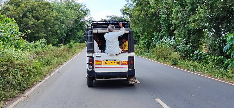 ಸವಣೂರು– ಬಂಕಾಪುರ ಮಾರ್ಗದ ರಸ್ತೆಯಲ್ಲಿ ಟಂಟಂ ವಾಹನದ ಹಿಂಬದಿಯಲ್ಲಿ ಅಪಾಯಕಾರಿ ರೀತಿಯಲ್ಲಿ ಕುಳಿತು ಸಂಚರಿಸಿದ ಪ್ರಯಾಣಿಕ