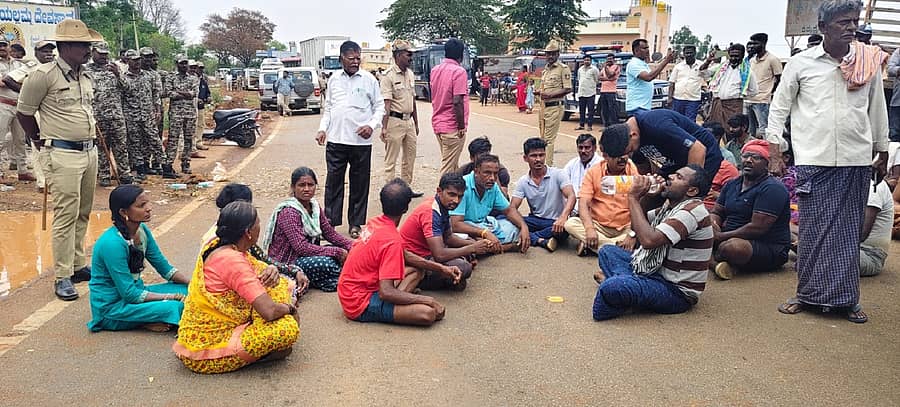 ಶ್ರೀನಿವಾಸಪುರ ತಾಲ್ಲೂಕಿನ ಕೇತಗಾನಹಳ್ಳಿ ಗೇಟ್ ಬಳಿ ಭಾನುವಾರ ರಸ್ತೆ ಮಧ್ಯೆ ಕುಳಿತು ರೈತರು ಪ್ರತಿಭಟನೆ ನಡೆಸಿದರು