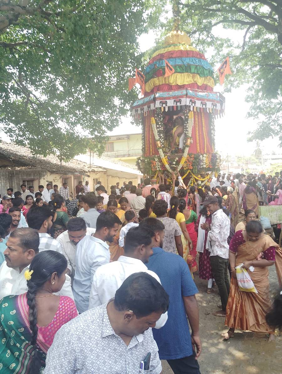 ಹೊಸದುರ್ಗದ ಮಧುರೆ ಗ್ರಾಮದಲ್ಲಿ ಆಂಜನೇಯ ಸ್ವಾಮಿ ರಥೋತ್ಸವ ವಿಜೃಂಭಣೆಯಿಂದ ನಡೆಯಿತು.