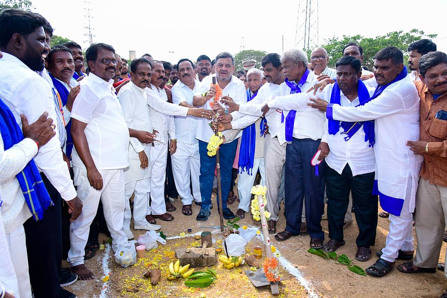 ದಾವಣಗೆರೆಯ ಪ್ರವಾಸಿ ಮಂದಿರದ ಬಳಿ ನೂತನವಾಗಿ ನಿರ್ಮಿಸಲು ಉದ್ದೇಶಿಸಿರುವ ಬಿ.ಆರ್. ಅಂಬೇಡ್ಕರ್ ಸಮುದಾಯ ಭವನಕ್ಕೆ ಜಿಲ್ಲಾ ಉಸ್ತುವಾರಿ ಸಚಿವ ಎಸ್.ಎಸ್. ಮಲ್ಲಿಕಾರ್ಜುನ್ ಅವರು ಸೋಮವಾರ ಭೂಮಿ ಪೂಜೆ ನೆರವೇರಿಸಿದರು