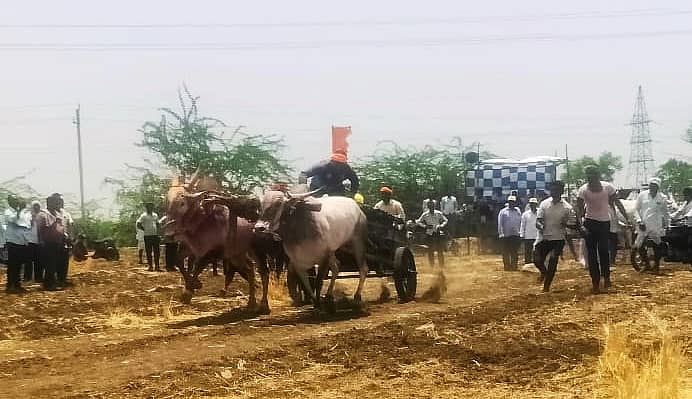 ಮೂಡಲಗಿ ತಾಲ್ಲೂಕಿನ ಯಾದವಾಡದ ಚೌಕೇಶ್ವರ, ಘಟ್ಟಗಿ ಬಸವೇಶ್ವರ ಜಾತ್ರೆಯ ನಿಮಿತ್ತ ಜರುಗಿದ ಎತ್ತುಗಳ ಬಂಡಿ ಓಡಿಸುವ ಸ್ಪರ್ಧೆಯ ನೋಟ