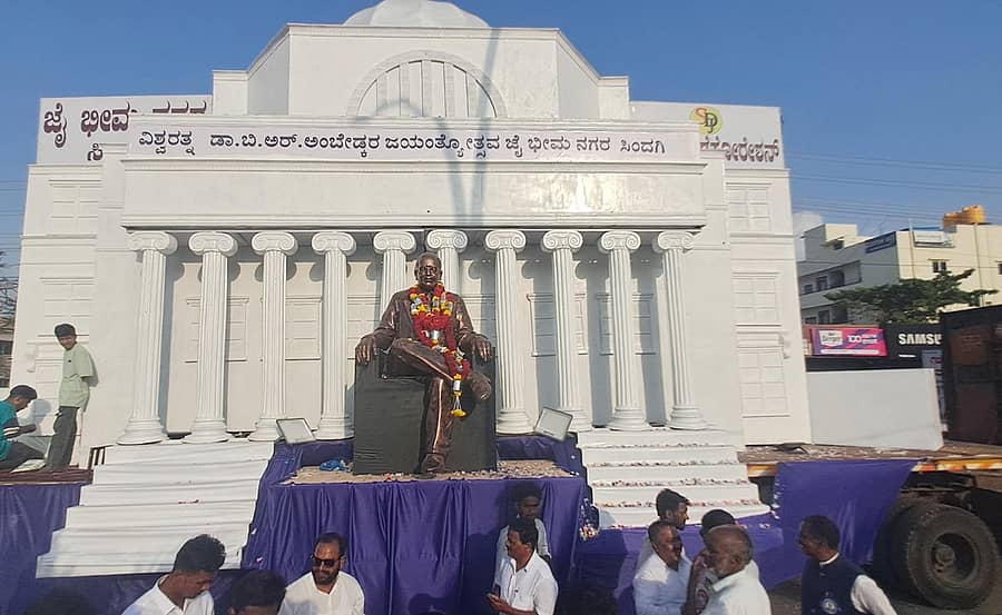 ಸಿಂದಗಿಯ ಕೇಂಬ್ರಿಡ್ಜ್ ವಿಶ್ವವಿದ್ಯಾಲಯದಲ್ಲಿ ಅಂಬೇಡ್ಕರ್ ಅವರ ಸ್ತಬ್ಧಚಿತ್ರ ಸ್ಥಾಪಿಸಲಾಗಿತ್ತು