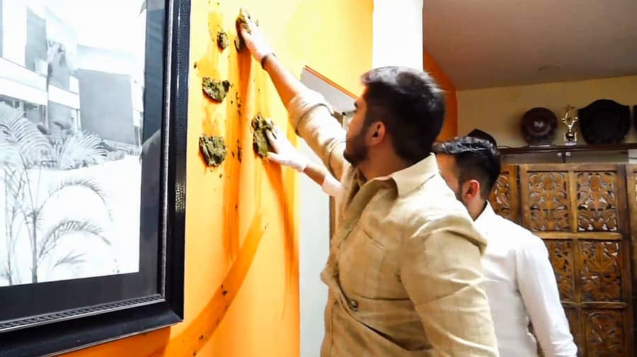 ಲಕ್ಷ್ಮೀಬಾಯಿ ಕಾಲೇಜಿನ ಪ್ರಾಂಶುಪಾಲರ ಕಚೇರಿಯ ಗೋಡೆಗೆ ಮಂಗಳವಾರ ಸಗಣಿ ತಟ್ಟಿದ ಡಿಯುಎಸ್‌ಯು ಅಧ್ಯಕ್ಷ ರೋನಕ್‌ ಖತ್ರಿ    ಪಿಟಿಐ ಚಿತ್ರ