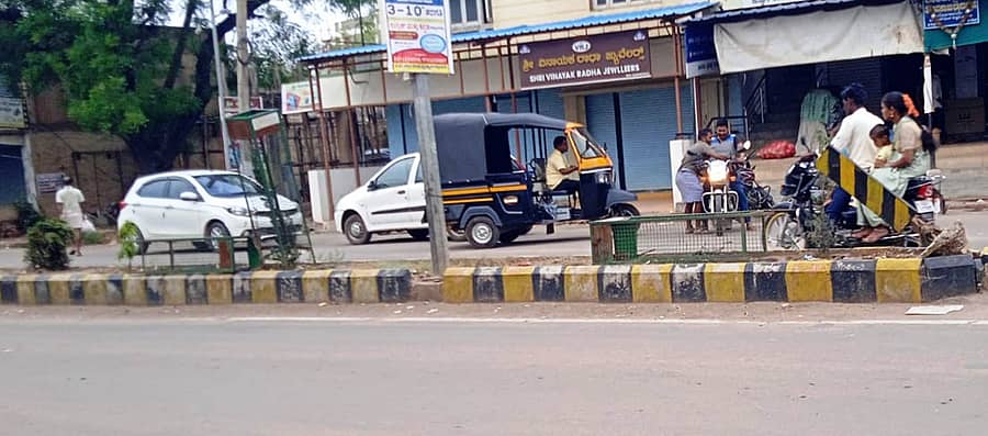 ಕುಷ್ಟಗಿ ಮುಖ್ಯ ರಸ್ತೆಯಲ್ಲಿನ ಖಾಸಗಿ ಸಂಸ್ಥೆ ನೆರವಿನಿಂದ ನಾಟಿ ಮಾಡಿದ್ದ ಸಸಿಗಳು ಹಾಳಾಗಿ, ರಕ್ಷಣೆಗಿದ್ದ ಟ್ರೀಗಾರ್ಡ್‌ಗಳು ಉರುಳಿ ಬಿದ್ದಿವೆ