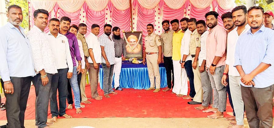 ಗುಂಡ್ಲುಪೇಟೆ ಪಟ್ಟಣದ ಮಡಹಳ್ಳಿ ಸರ್ಕಲ್‌ನಲ್ಲಿ ಡಾ.ಶಿವಕುಮಾರ್ ಸ್ವಾಮೀಜಿ ಜನ್ಮದಿನ ಆಚರಿಸಲಾಯಿತು. ಇನ್‌ಸ್ಪೆಕ್ಟರ್‌ ಜಯಕುಮಾರ್ ಭಾಗವಹಿಸಿದ್ದರು