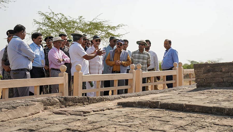 <div class="paragraphs"><p>ಪ್ರಾಚೀನ ಸಿಂಧೂ ಕಣಿವೆ ನಾಗರಿಕತೆಯ (ಐವಿಸಿ) ಪ್ರಮುಖ ನಗರಗಳಲ್ಲಿ ಒಂದಾದ ಲೋಥಲ್ನ ಪುರಾತತ್ವ ಸ್ಥಳಕ್ಕೆ ವಿದೇಶಾಂಗ ಸಚಿವ ಎಸ್. ಜೈಶಂಕರ್ ಬುಧವಾರ ಭೇಟಿ ನೀಡಿದರು </p></div>