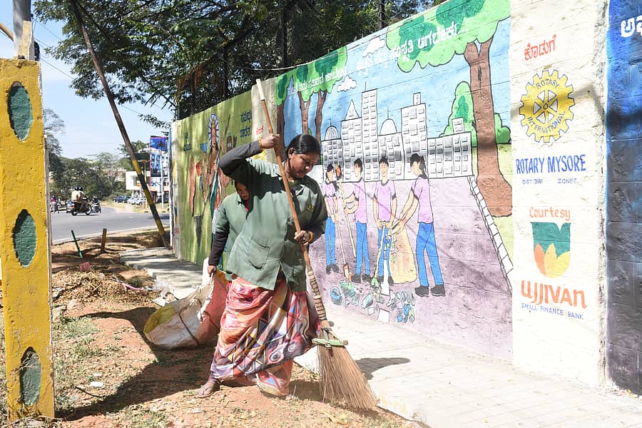 ಮೈಸೂರಿನ ಮೃಗಾಲಯದ ಬಳಿ ಸ್ವಚ್ಛತಾ ಕಾರ್ಯದಲ್ಲಿ ನಿರತರಾಗಿದ್ದ ಪೌರಕಾರ್ಮಿಕರು (ಸಾಂಕೇತಿಕ ಚಿತ್ರ)