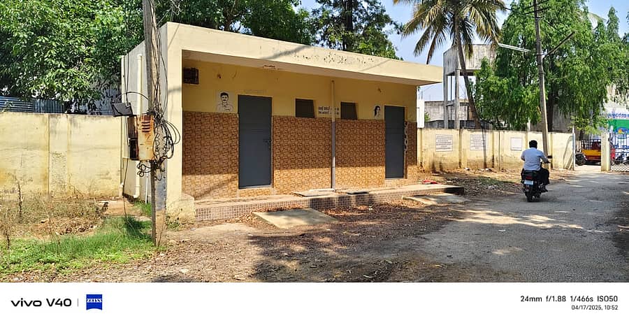 ಗೌರಿಬಿದನೂರು ಪಂಚಾಯಿತಿ ಆವರಣದಲ್ಲಿ ಶೌಚಾಲಯಕ್ಕೆ ಬೀಗ ಹಾಕಿರುವುದು