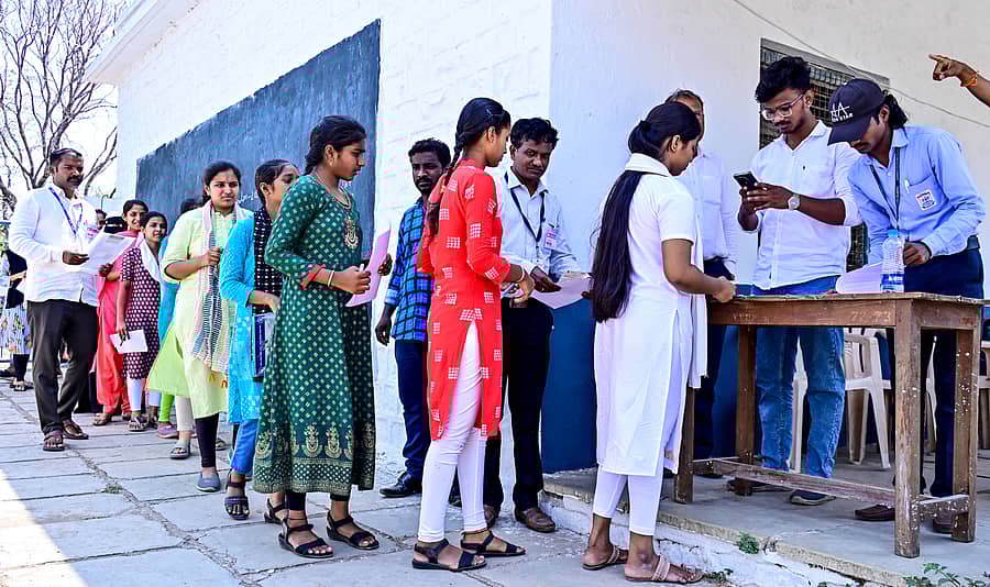 ಕಲಬುರಗಿಯ ವಿಜಯ ವಿದ್ಯಾಲಯ ಸಂಯುಕ್ತ ಪದವಿ ಪೂರ್ವ ಕಾಲೇಜಿನಲ್ಲಿ ಗುರುವಾರ ಸಿಇಟಿ ಪರೀಕ್ಷೆ ಬರೆಯಲು ಬಂದ ವಿದ್ಯಾರ್ಥಿಗಳಿಗೆ ಸಿಬ್ಬಂದಿ ತಪಾಸಣೆ ನಡೆಸಿದರು
ಪ್ರಜಾವಾಣಿ ಚಿತ್ರ