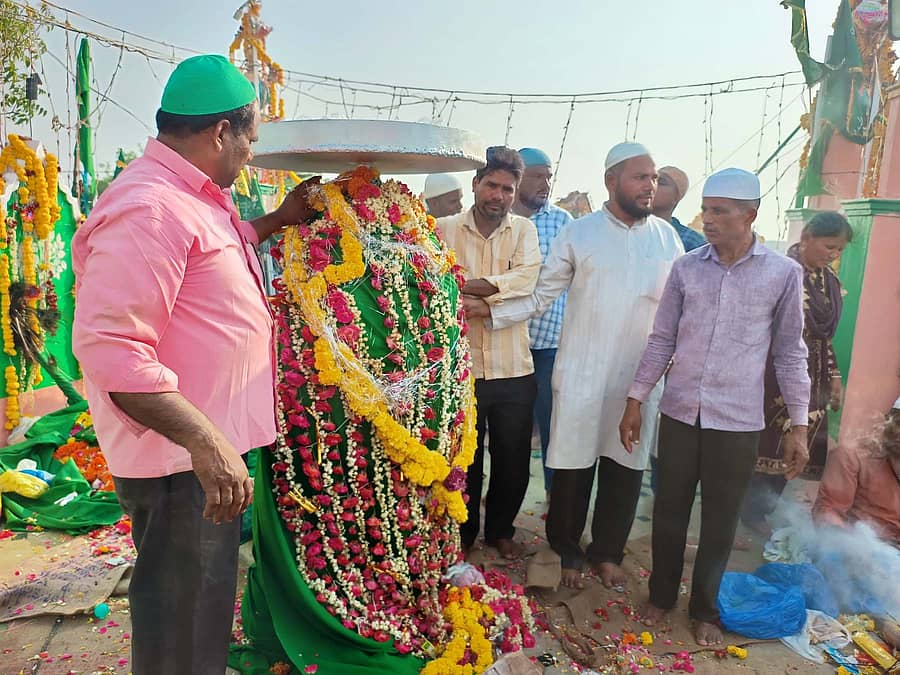 ಸೈದಾಪುರ ಗ್ರಾಮದಲ್ಲಿರುವ ಹಜರತ್ ಶಾ ಖಾಜಾ ಬಂದೇನವಾಜ್ ದರ್ಗಾಕ್ಕೆ ಗಂಧ ಧರಿಸಿರುವುದು