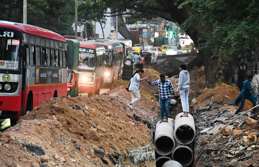 ರಾಜಕುಮಾರ್ ರಸ್ತೆಯನ್ನು ಅಗೆದು ಹಾಕಿರುವುದರಿಂದ ಪ್ರಕಾಶ್ನಗರ ಕಡೆ ಮನೆ ಇರುವವರು ಸುತ್ತು ಹಾಕಿ ಹೋಗಬೇಕು. ಇಲ್ಲದೇ ಇದ್ದರೇ ಪೈಪ್ ಮೇಲೆ ಕಾಲಿಟ್ಟು ದಾಟಿ ಸಾಗುವಂತಾಗಿದೆ
ಪ್ರಜಾವಾಣಿ ಚಿತ್ರ: ಕಿಶೋರ್ ಕುಮಾರ್ ಬೋಳಾರ್