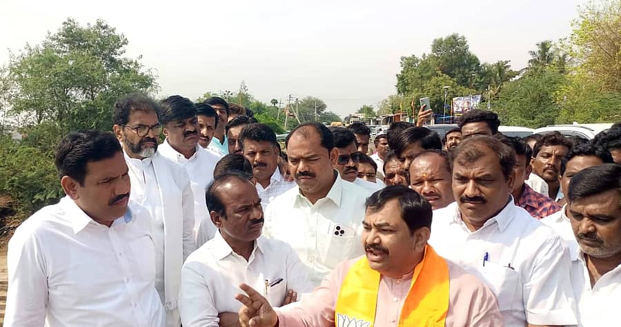 ಚಿತ್ತಾಪುರ ತಾಲ್ಲೂಕಿನ ಭಾಗೋಡಿ ಗ್ರಾಮದ ಹತ್ತಿರ ಕಾಗಿಣಾ ನದಿ ವೀಕ್ಷಣೆಗೆಂದು ಶುಕ್ರವಾರ ಸೇತುವೆ ಮೇಲೆ ನಿಂತಿದ್ದ ಬಿಜೆಪಿ ರಾಜ್ಯಾಧ್ಯಕ್ಷ ಬಿ.ವೈ ವಿಜಯೇಂದ್ರ ಅವರಿಗೆ ಮಾಜಿ ಶಾಸಕ ರಾಜಕುಮಾರ ಪಾಟೀಲ್ ತೆಲ್ಕೂರ್ ಅವರು ಮರಳು ಗಣಿಗಾರಿಕೆ ಕುರಿತು ಮಾಹಿತಿ ನೀಡಿದರು