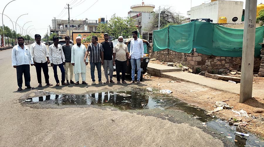 ಮುದ್ದೇಬಿಹಾಳ ಪಟ್ಟಣದ ಮಹೆಬೂಬ್ ನಗರ ವ್ಯಾಪ್ತಿಯಲ್ಲಿ ರಸ್ತೆ ಮೇಲೆಯೇ ಒಳಚರಂಡಿ ನೀರು ಹರಿದಿರುವುದನ್ನು ತೋರಿಸಿದ ನಿವಾಸಿಗಳು