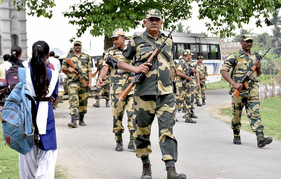 <div class="paragraphs"><p>ಗಲಭೆ ಪೀಡಿದ ಪ್ರದೇಶದಲ್ಲಿ  ಭದ್ರತಾ ಪಡೆಗಳ ಕಾವಲು</p></div>