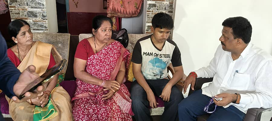 <div class="paragraphs"><p>ಮಕ್ಕಳ ಹಕ್ಕುಗಳ ರಕ್ಷಣಾ ಆಯೋಗದ ಸದಸ್ಯ ಶಶಿಧರ ಕೋಸಂಬೆ ಅವರು ಬೀದರ್‌ನ ಚೌಬಾರದಲ್ಲಿರುವ ವಿದ್ಯಾರ್ಥಿ ಸುಚಿವ್ರತ್‌ ಅವರ ಮನೆಗೆ ಶುಕ್ರವಾರ ಭೇಟಿ ಕೊಟ್ಟು ಧೈರ್ಯ ತುಂಬಿದರು</p></div>