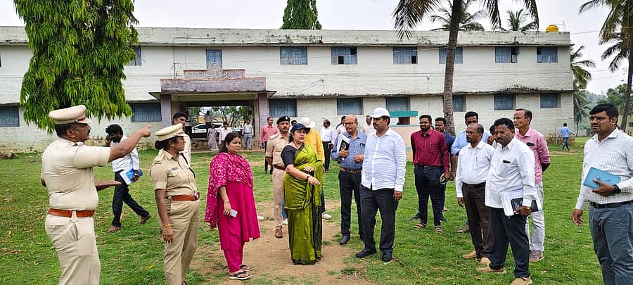 ಹನೂರು ತಾಲ್ಲೂಕಿನ ಮಲೆ ಮಹದೇಶ್ವರ ಬೆಟ್ಟದಲ್ಲಿ ಏ.24ರಂದು ಸಚಿವ ಸಂಪುಟ ಸಭೆ ನಿಗದಿಯಾಗಿದ್ದು ಜಿಲ್ಲಾಧಿಕಾರಿ ಶಿಲ್ಪಾನಾಗ್‌ ನೇತೃತ್ವದ ಅಧಿಕಾರಿಗಳ ತಂಡ ಶುಕ್ರವಾರ ಸಿದ್ಧತೆ ಪರಿಶೀಲಿಸಿತು