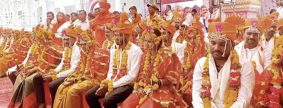 ಇಂಡಿ ತಾಲ್ಲೂಕಿನ ಲಚ್ಯಾಣ ಗ್ರಾಮದಲ್ಲಿ ಶುಕ್ರವಾರ ನಡೆದ ಸರ್ವ ಧರ್ಮಗಳ ಸಾಮೂಹಿಕ ವಿವಾಹದಲ್ಲಿ ಪಾಲ್ಗೊಂಡ ನವ ಜೋಡಿಗಳು