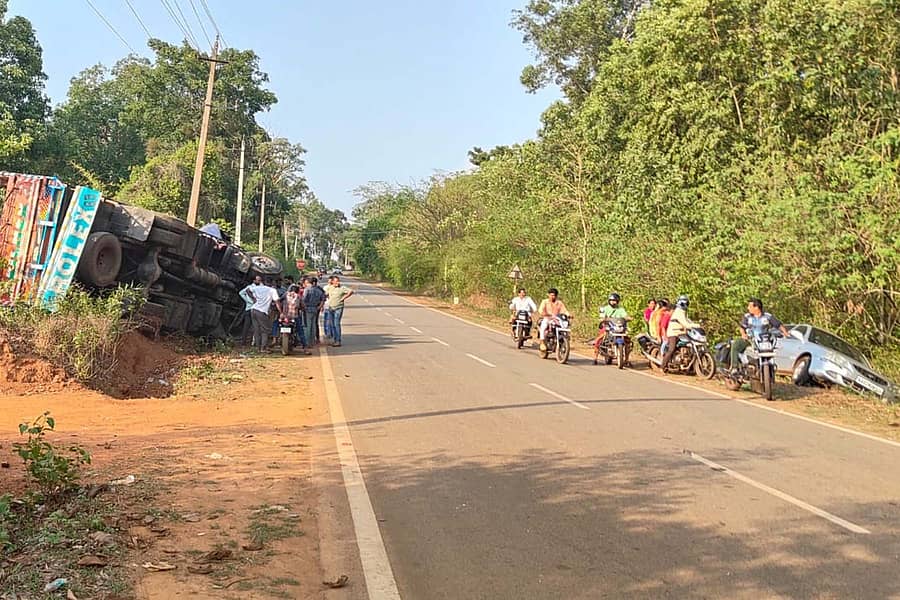 ಸಾಗರ ತಾಲ್ಲೂಕಿನ ಭೀಮನೇರಿ ಗ್ರಾಮದ ಸಮೀಪ ಶುಂಠಿ ತುಂಬಿದ ಲಾರಿ ಕಾರಿಗೆ ಡಿಕ್ಕಿ ಹೊಡೆದ ಪರಿಣಾಮ ಲಾರಿ ಪಲ್ಟಿಯಾಗಿದೆ.