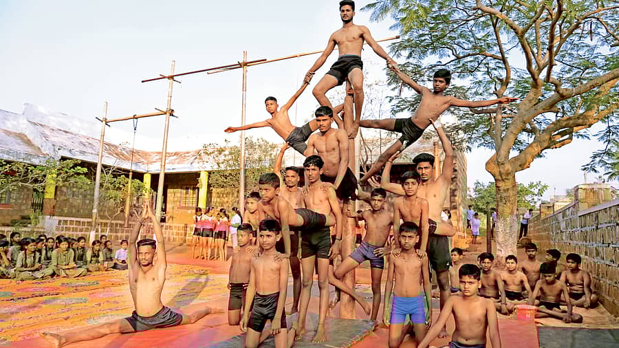 ಮಲ್ಲಕಂಬ ಪ್ರದರ್ಶನ
ಚಿತ್ರಗಳು: ಇಂದ್ರಕುಮಾರ ದಸ್ತೇನವರ್