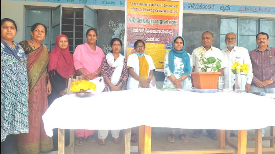 ಭದ್ರಾವತಿ ತಾಲ್ಲೂಕಿನ ಸಿದ್ದಾಪುರ ಹೊಸೂರು ವ್ಯಾಪ್ತಿಯ ಗ್ರಾಮಗಳಲ್ಲಿ ಗಾರ್ಮೆಂಟ್ಸ್ ಕಾರ್ಖಾನೆಗಳಲ್ಲಿ ಕೆಲಸ ಮಾಡುತ್ತಿರುವ ಮಹಿಳೆಯರು ಹಾಗೂ ಗ್ರಾಮಸ್ಥರಿಗಾಗಿ ನಡೆದ ಆರೋಗ್ಯ ತಪಾಸಣಾ ಶಿಬಿರದಲ್ಲಿ ಭಾಗಿಯಾಗಿದ್ದ ಗಣ್ಯರು