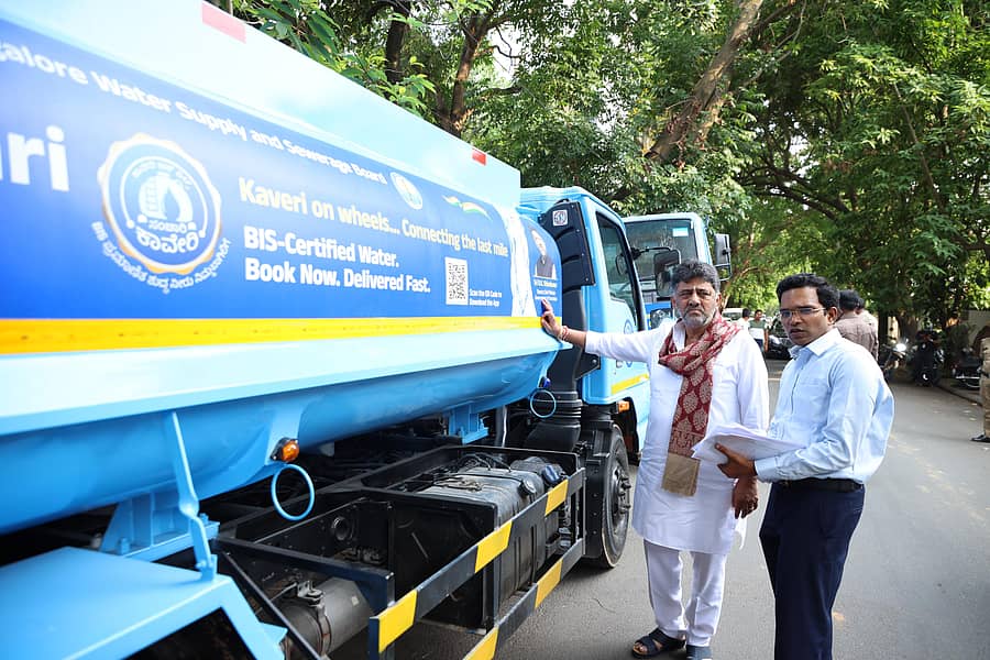 ’ಸಂಚಾರಿ ಕಾವೇರಿ’ ಟ್ಯಾಂಕರ್ಗಳನ್ನು ಪರಿಶೀಲಿಸಿದ ಉಪಮುಖ್ಯಮಂತ್ರಿ ಡಿ.ಕೆ.ಶಿವಕುಮಾರ್. ಈ ಸಂದರ್ಭದಲ್ಲಿ ಜಲಮಂಡಳಿ ಅಧ್ಯಕ್ಷ ರಾಮ್ಪ್ರಸಾತ್ ಮನೋಹರ್ ಹಾಜರಿದ್ದರು