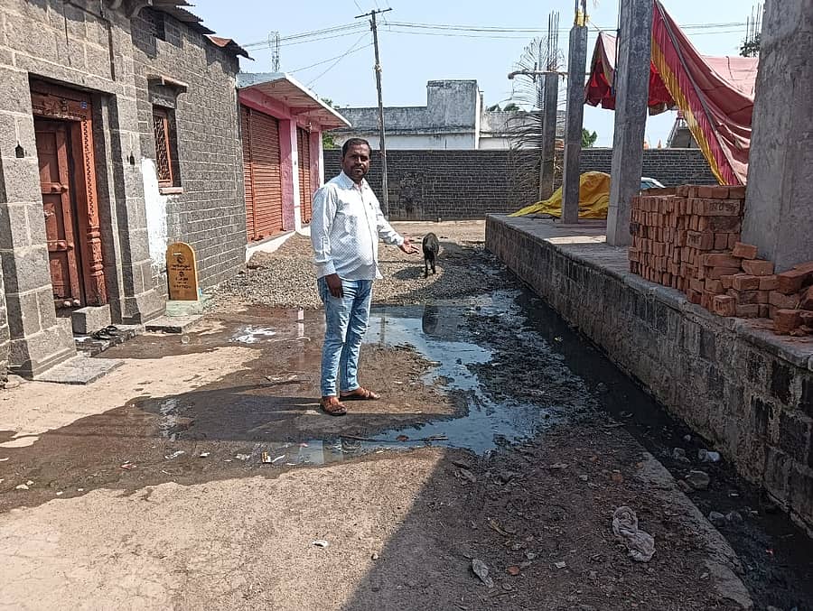 ಕಮಲನಗರ ತಾಲ್ಲೂಕಿನ ಚ್ಯಾಂಡೇಶ್ವರ ಗ್ರಾಮದ ಚಾಂದ್‌ ಬಿಲೇಶ್ವರ ಮಂದಿರದ ಪಕ್ಕದಲ್ಲಿ ಚರಂಡಿ ನೀರು ರಸ್ತೆಯ ಮೇಲೆ ಹರಿಯುತ್ತಿರುವುದು