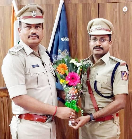 ಬೈಲಹೊಂಗಲ ನೂತನ ಡಿವೈಎಸ್ಪಿ ಆಗಿ ಡಾ.ವೀರಯ್ಯ ಹಿರೇಮಠ (ಬಲಗಡೆ) ಸೋಮವಾರ ಅಧಿಕಾರ ಸ್ವೀಕರಿಸಿದರು