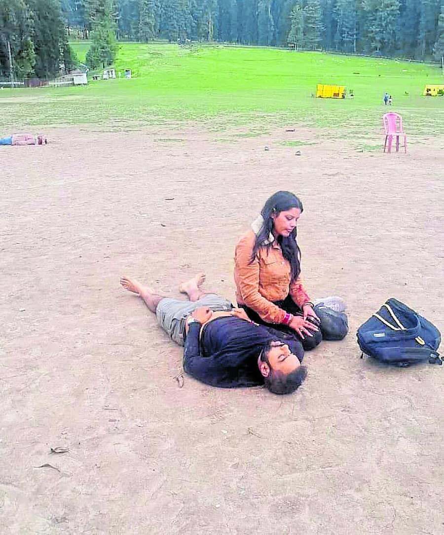 <div class="paragraphs"><p>ಕಾಶ್ಮೀರದಲ್ಲಿ ಉಗ್ರರ ದಾಳಿಯಲ್ಲಿ ಮೃತರಾದ ಸಂಗಾತಿಯ ಶವದ ಬಳಿ ರೋಧಿಸುತ್ತಿರುವ ಮಹಿಳೆ</p></div>