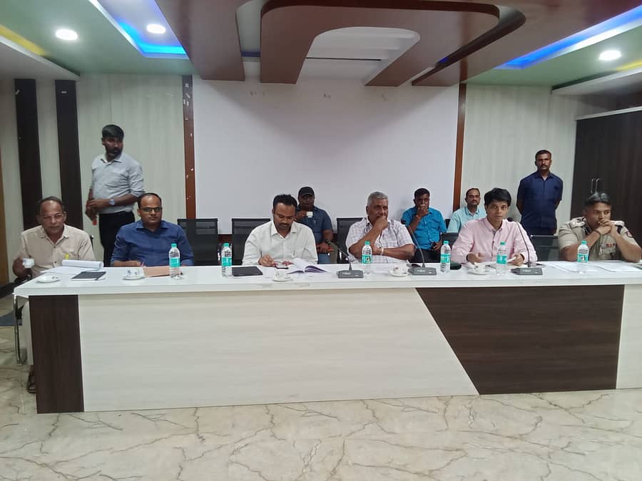 ಪಿರಿಯಾಪಟ್ಟಣಕ್ಕೆ ಮುಖ್ಯಮಂತ್ರಿ ಸಿದ್ದರಾಮಯ್ಯ ಆಗಮನದ ಹಿನ್ನೆಲೆಯಲ್ಲಿ ಪಟ್ಟಣದ ತಾ. ಪಂ. ಸಭಾಂಗಣದಲ್ಲಿ ಸಚಿವ ಕೆ.ವೆಂಕಟೇಶ್ ನೇತೃತ್ವದಲ್ಲಿ ನಡೆದ ಪೂರ್ವಭಾವಿ ಸಭೆಯಲ್ಲಿ ಡಿಸಿ ಲಕ್ಷ್ಮಿಕಾಂತ್, ಎಸ್ ಪಿ ವಿಷ್ಣುವರ್ಧನ್, ಜಿ. ಪಂ. ಸಿಇಒ ಮುಖೇಶ್ ಕುಮಾರ್, ಎಸಿ ವಿಜಯಕುಮಾರ್ ಹಾಜರಿದ್ದರು