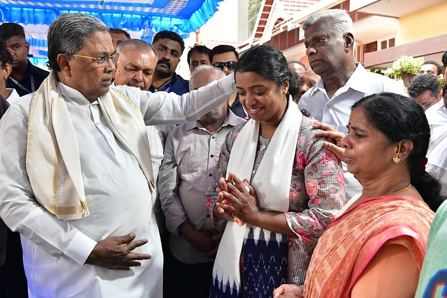 <div class="paragraphs"><p>ಭರತ್ ಭೂಷಣ್‌ ಅವರ ಕುಟುಂಬದವರಿಗೆ ಸಿದ್ದರಾಮಯ್ಯ ಅವರು ಸಾಂತ್ವನ ಹೇಳಿದರು</p></div>