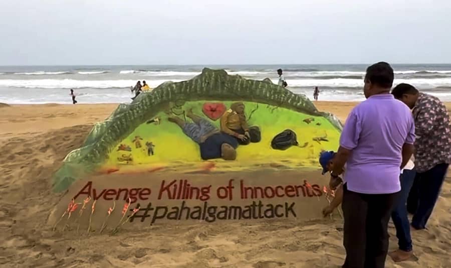 <div class="paragraphs"><p>ಪಹಲ್ಗಾಮ್ ಉಗ್ರರ ದಾಳಿಯಲ್ಲಿ ಮೃತಪಟ್ಟವರ ಗೌರವಾರ್ಥ ಕಲಾವಿದ ಸುದರ್ಶನ್ ಪಟ್ನಾಯಕ್ ಅವರು ರಚಿಸಿರುವ ಮರಳು ಕಲಾಕೃತಿ</p></div>